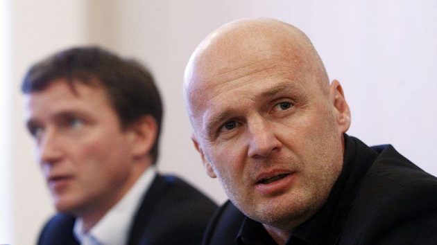 Trenér české fotbalové reprezentace Michal Bílek (vpravo) a manažer Vladimír Šmicer. Trenér české fotbalové reprezentace Michal Bílek (vpravo) a manažer Vladimír Šmicer.