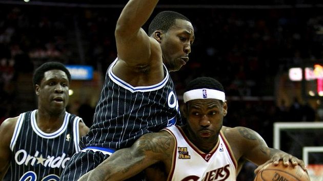 Basketbalista Clevelandu LeBron James (23) byl v utkání s Orlandem k nezastavení. Basketbalista Clevelandu LeBron James (23) byl v utkání s Orlandem k nezastavení.