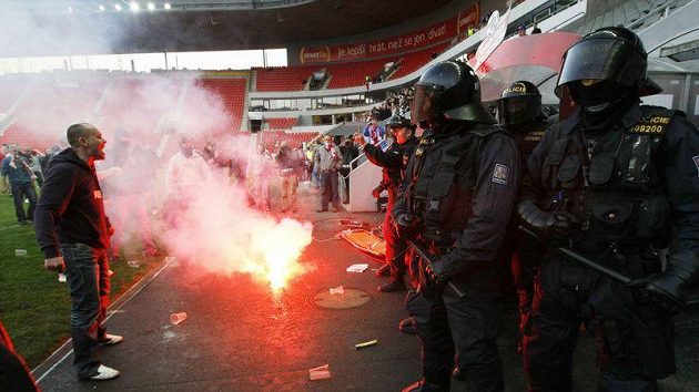 Policisté při protestech fanoušků v Edenu. Policisté při protestech fanoušků v Edenu.
