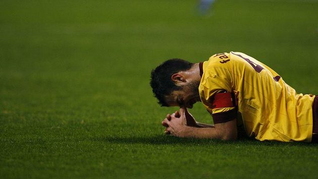 Zraněný Cesc Fábregas by měl být pro odvetu s Barcelonou fit. Zraněný Cesc Fábregas by měl být pro odvetu s Barcelonou fit.