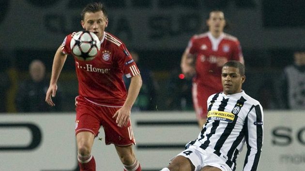 Felipe Melo z Juventusu (vpravo) se snaží zastavit Ivicu Oliče z Bayernu Mnichov. Felipe Melo z Juventusu (vpravo) se snaží zastavit Ivicu Oliče z Bayernu Mnichov.