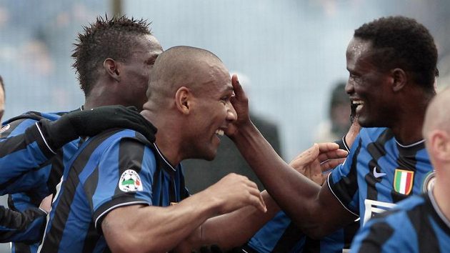 Fotbalisté Interu Milán oslavují gól Maicona (druhý zleva) proti Udine. Fotbalisté Interu Milán oslavují gól Maicona (druhý zleva) proti Udine.
