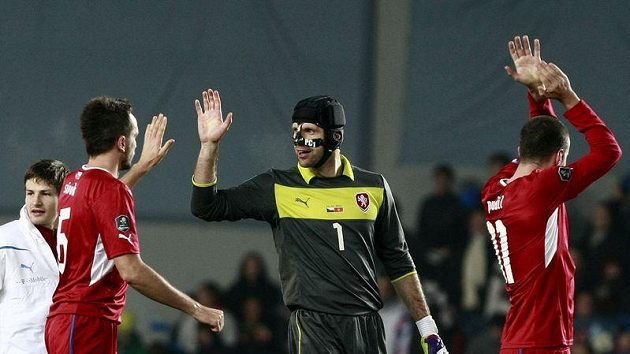 Tomáš Sivok (vlevo) a Petr Čech oslavují vítězství nad Černou Horou v Praze na Letné. Vpravo děkuje fanouškům Daniel Pudil. Tomáš Sivok (vlevo) a Petr Čech oslavují vítězství nad Černou Horou v Praze na Letné. Vpravo děkuje fanouškům Daniel Pudil.