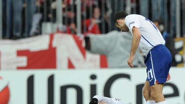 Ryan Giggs se sklání nad zraněným Waynem Rooneym. Ryan Giggs se sklání nad zraněným Waynem Rooneym.