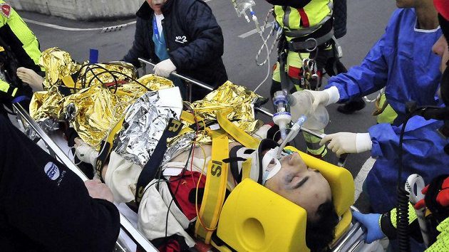 Záchranáři transportují těžce zraněného jezdce Roberta Kubicu do nemocnice Santa Corona v Pietra Ligure. Záchranáři transportují těžce zraněného jezdce Roberta Kubicu do nemocnice Santa Corona v Pietra Ligure.