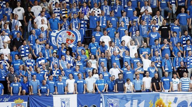 Fotbaloví fanoušci polského klubu Lech Poznaň Fotbaloví fanoušci polského klubu Lech Poznaň
