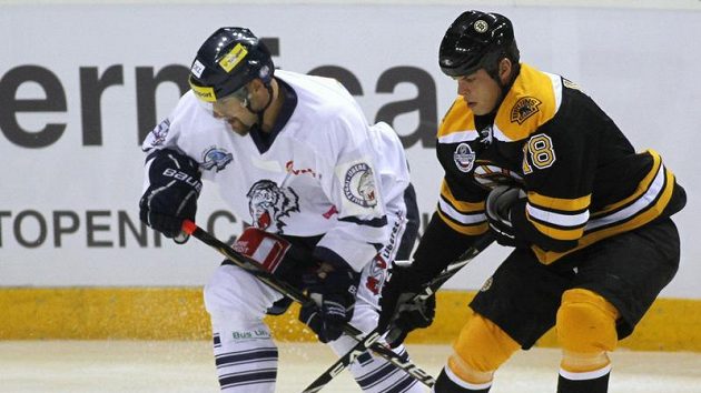 Nathan Horton z Bostonu (vpravo) bojuje o puk s libereckým Janem Výtiskem. Nathan Horton z Bostonu (vpravo) bojuje o puk s libereckým Janem Výtiskem.