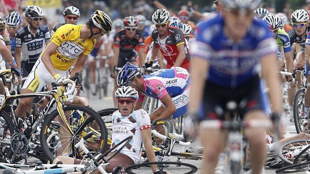 Lídr závodu Kolem Švýcarska Tony Martin (ve žlutém trikotu) kontroluje následky hormadného pádu v závěru čtvrté etapy. Lídr závodu Kolem Švýcarska Tony Martin (ve žlutém trikotu) kontroluje následky hormadného pádu v závěru čtvrté etapy.