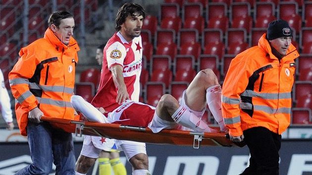 Slávista Janda opustil po srážce s teplickým Matulou hřiště na nosítkách. Slávista Janda opustil po srážce s teplickým Matulou hřiště na nosítkách.