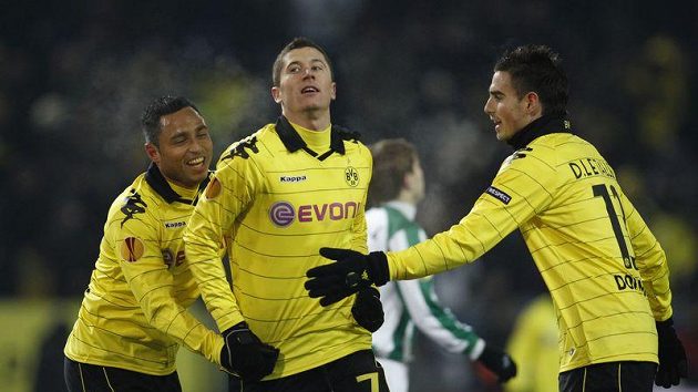 Fotbalisté Dortmundu (zleva) Antonio da Silva, Robert Lewandowski, a Damien le Tallec Fotbalisté Dortmundu (zleva) Antonio da Silva, Robert Lewandowski, a Damien le Tallec