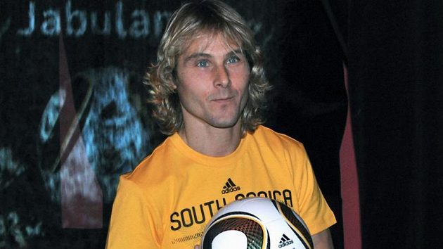 Pavel Nedvěd představil v Praze míč pro nadcházející mistrovství světa ve fotbale nazvaný Jabulani. Pavel Nedvěd představil v Praze míč pro nadcházející mistrovství světa ve fotbale nazvaný Jabulani.