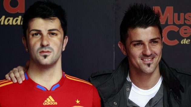 Který je který...? Fotbalista David Villa (vpravo) se svým "dvojníkem" v muzeu voskových figurín v Madridu. Který je který...? Fotbalista David Villa (vpravo) se svým "dvojníkem" v muzeu voskových figurín v Madridu.