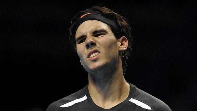 Zklamaný Rafael Nadal v Londýně dohrál. Zklamaný Rafael Nadal v Londýně dohrál.