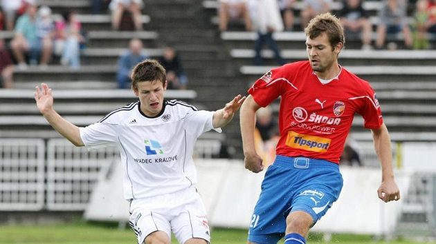 Václav Pilař (vlevo) z Hradce a Jakub Navrátil z Plzně při pondělním ligovém utkání. Václav Pilař (vlevo) z Hradce a Jakub Navrátil z Plzně při pondělním ligovém utkání.