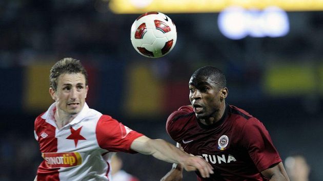 Josef Kaufman ze Slavie (vlevo) a Léonard Kweuke ze Sparty Josef Kaufman ze Slavie (vlevo) a Léonard Kweuke ze Sparty