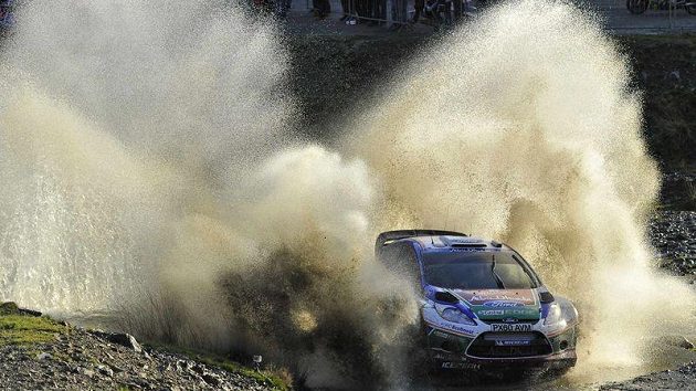 Fin Jari-Matti Latvala s vozem Ford Fiesta WRC na trati druhé etapy Britské rallye. Fin Jari-Matti Latvala s vozem Ford Fiesta WRC na trati druhé etapy Britské rallye.
