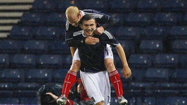 Robert Snodgrass se spoluhráčem Naismithem na zádech slaví gól Skotů v zápase proti Dánsku Robert Snodgrass se spoluhráčem Naismithem na zádech slaví gól Skotů v zápase proti Dánsku