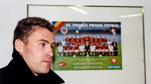 Jako hráč působil Pavel Hapal ve Spartě v roce 2000. Tehdy ho po zápase s Barcelonou publikum vypískalo. Jako hráč působil Pavel Hapal ve Spartě v roce 2000. Tehdy ho po zápase s Barcelonou publikum vypískalo.