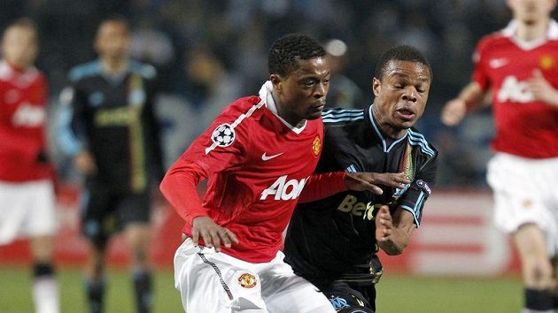 Patrice Evra (vlevo) v souboji s Loic Remym z Marseille Patrice Evra (vlevo) v souboji s Loic Remym z Marseille