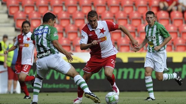 Peter Grajciar ze Slavie (uprostřed) v souboji s Josefem Jindřiškem z Bohemians 1905 (vlevo). Peter Grajciar ze Slavie (uprostřed) v souboji s Josefem Jindřiškem z Bohemians 1905 (vlevo).