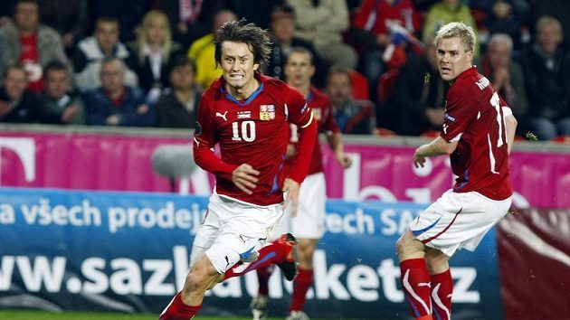 Zarputilý výraz Tomáše Rosického (vlevo) v duelu se Skotskem. Zarputilý výraz Tomáše Rosického (vlevo) v duelu se Skotskem.