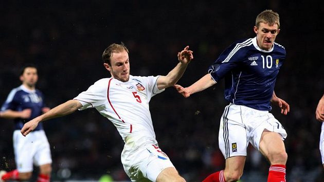 Roman Hubník (vlevo) v souboji s Darrenem Fletcherem. Roman Hubník (vlevo) v souboji s Darrenem Fletcherem.