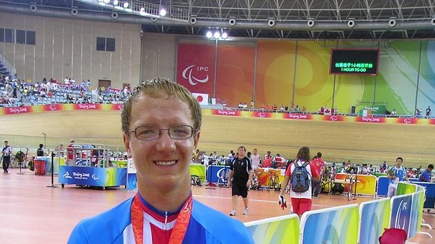 Český cyklista Tomáš Kvasnička pózuje s bronzovou medailí z paralympiády v Pekingu. Český cyklista Tomáš Kvasnička pózuje s bronzovou medailí z paralympiády v Pekingu.