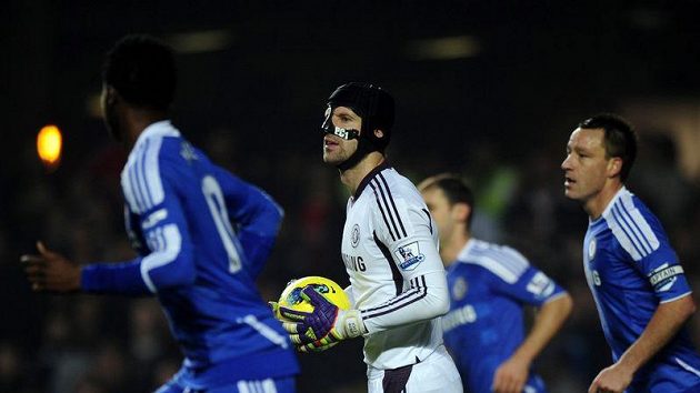 Brankář Chelsea Petr Čech s maskou chránící zlomený nos Brankář Chelsea Petr Čech s maskou chránící zlomený nos