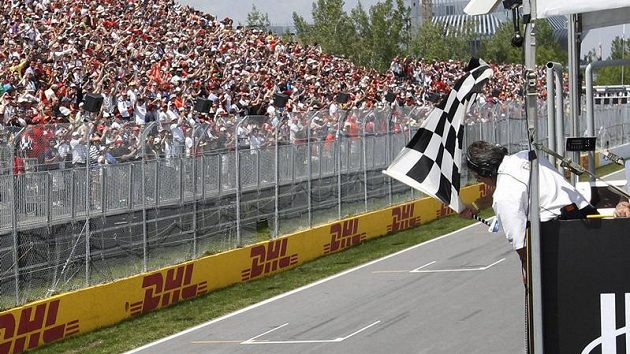 Britský pilot Lewis Hamilton projíždí cílem Velké ceny Kanady. Britský pilot Lewis Hamilton projíždí cílem Velké ceny Kanady.