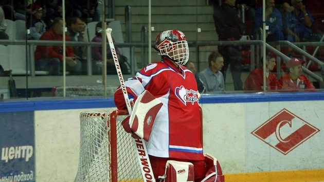 Dominik Hašek při charitativním duelu v moskevských Sokolnikách. Dominik Hašek při charitativním duelu v moskevských Sokolnikách.
