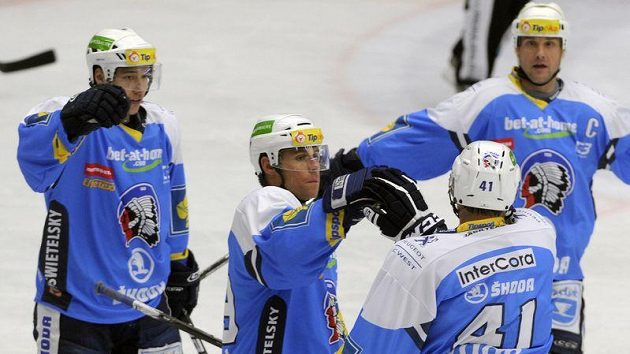 Hokejisté Plzně se radují z gólu. Zprava Martin Straka, Jiří Marušák a Radek Duda. Hokejisté Plzně se radují z gólu. Zprava Martin Straka, Jiří Marušák a Radek Duda.