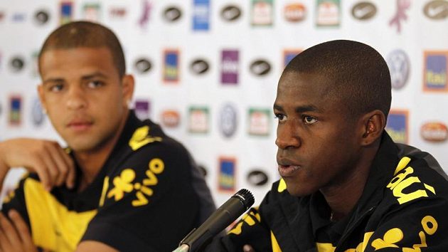 Ramires (vpravo) na tiskové konferenci na mistrovství světa v JAR. Ramires (vpravo) na tiskové konferenci na mistrovství světa v JAR.