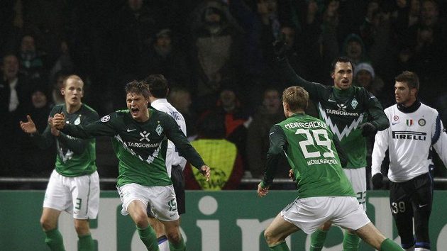 Sebastian Prödl z Werderu Brémy (druhý zleva) se raduje z branky do sítě Interu Milán. Sebastian Prödl z Werderu Brémy (druhý zleva) se raduje z branky do sítě Interu Milán.