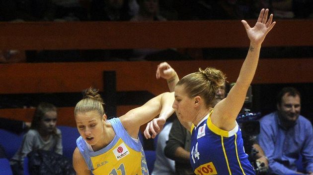 Kateřina Elhotová z USK Praha (vlevo) a Jolene Andersonová z Gdyně (vpravo). Kateřina Elhotová z USK Praha (vlevo) a Jolene Andersonová z Gdyně (vpravo).