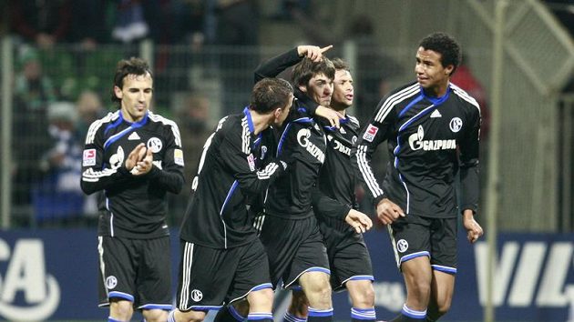 Jan Morávek v dresu Schalke (uprostřed) se raduje se svými spoluhráči z branky. Jan Morávek v dresu Schalke (uprostřed) se raduje se svými spoluhráči z branky.