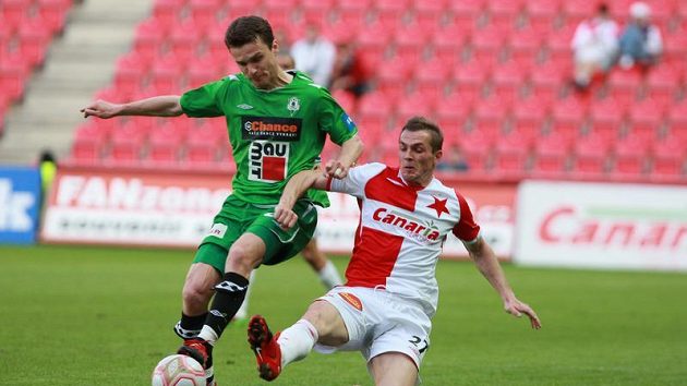 Peter Grajciar v barvách Slavie (vpravo) se snaží odebrat míč jabloneckému Davidu Lafatovi. Peter Grajciar v barvách Slavie (vpravo) se snaží odebrat míč jabloneckému Davidu Lafatovi.
