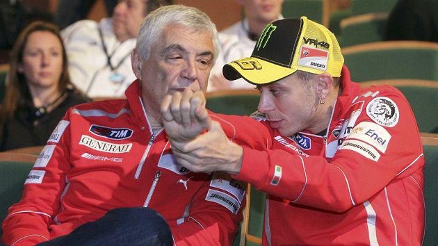 Valentino Rossi si protahuje zraněné rameno. Valentino Rossi si protahuje zraněné rameno.