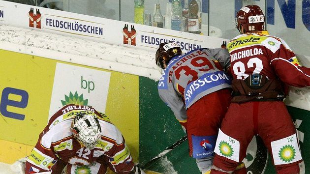 Brankář Sparty Tomáš Pöpperle kryje puk před Trachslerem z Ženevy Brankář Sparty Tomáš Pöpperle kryje puk před Trachslerem z Ženevy