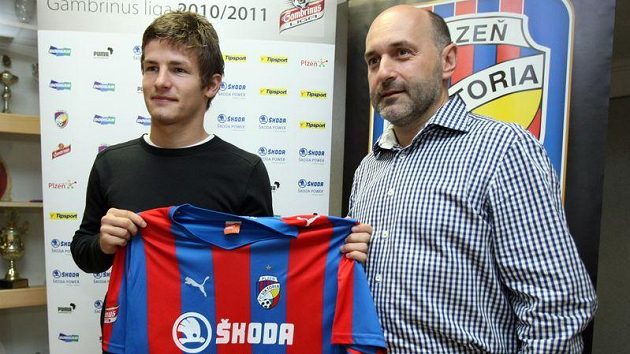 Šéf plzeňského klubu Tomáš Paclík (vpravo) po boku nové posily Václava Pilaře. Šéf plzeňského klubu Tomáš Paclík (vpravo) po boku nové posily Václava Pilaře.