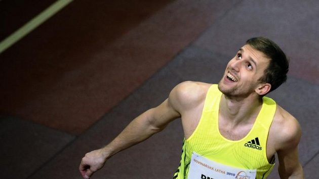 Ruský výškař Alexej Dmitrik na Novinářské laťce v obchodním centru v Praze na Zličíně. Ruský výškař Alexej Dmitrik na Novinářské laťce v obchodním centru v Praze na Zličíně.