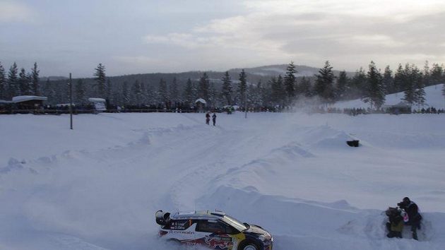 Francouzský jezdec rallye Sebastian Loeb během Švédské rallye Francouzský jezdec rallye Sebastian Loeb během Švédské rallye