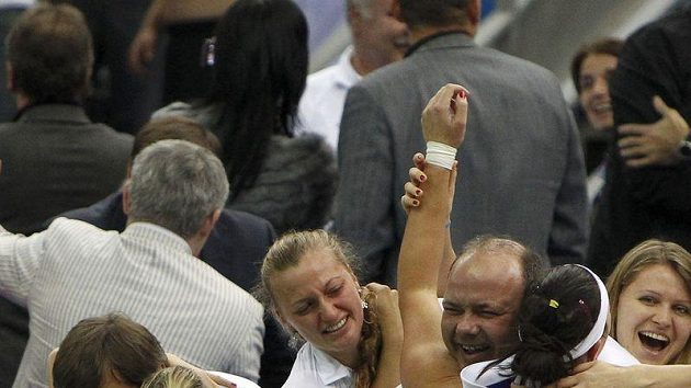 Hotovo. České tenistky po 23 letech ovládly Fed Cup. Hotovo. České tenistky po 23 letech ovládly Fed Cup.