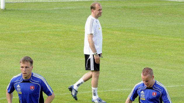 Slovenští fotbalisté Radoslav Zabavník (vlevo) a Vladimír Weiess ml. na tréninku. Slovenští fotbalisté Radoslav Zabavník (vlevo) a Vladimír Weiess ml. na tréninku.