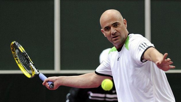 Bývalý tenista Andre Agassi během pražské exhibice proti Jiřímu Novákovi. Bývalý tenista Andre Agassi během pražské exhibice proti Jiřímu Novákovi.