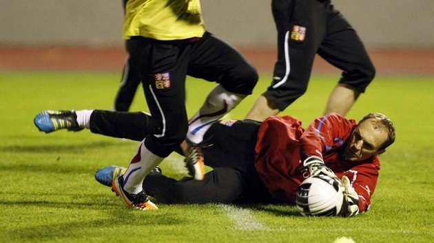 Obličej nastavuje brankář nebezpečným střetům prakticky neustále - jako Jaroslav Drobný na tréninku národního týmu. Obličej nastavuje brankář nebezpečným střetům prakticky neustále - jako Jaroslav Drobný na tréninku národního týmu.