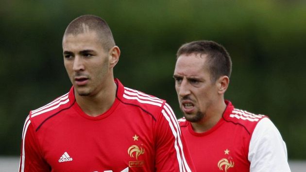 Zleva Karim Benzena a Franck Ribéry při tréninku národního mužstva. Zleva Karim Benzena a Franck Ribéry při tréninku národního mužstva.