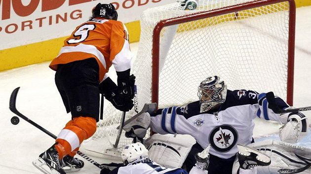 Brankář Winnipegu Ondřej Pavelec (vpravo) a obránce Mark Stuart maří šanci Scotta Hartnella z Philadelphie. Brankář Winnipegu Ondřej Pavelec (vpravo) a obránce Mark Stuart maří šanci Scotta Hartnella z Philadelphie.