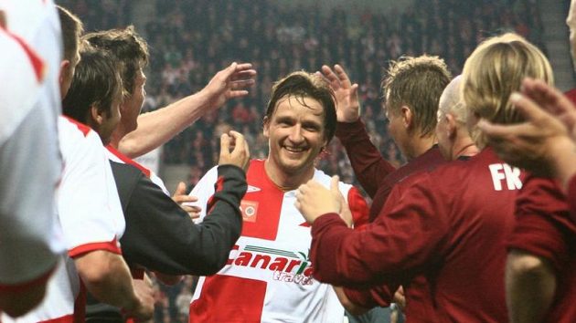 Vladimír Šmicer prochází špalírem gratulantů. Vladimír Šmicer prochází špalírem gratulantů.
