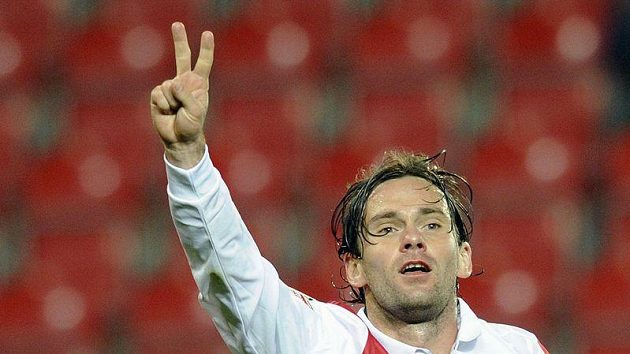 Slávista Karol Kisel pokazil fotbalistům Hajduku Split svým gólem oslavy. Slávista Karol Kisel pokazil fotbalistům Hajduku Split svým gólem oslavy.