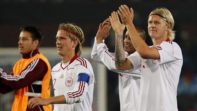 Radost fotbalistů Dánska po zápase s Kamerunem. Radost fotbalistů Dánska po zápase s Kamerunem.